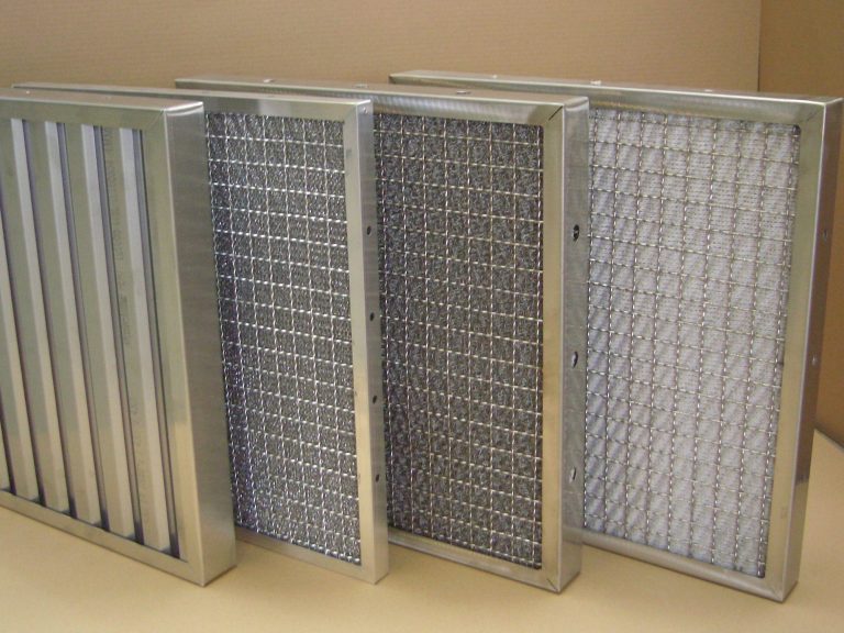 Verschiedene Luftfilter und Filterelemente auf einer Arbeitsfläche angeordnet.