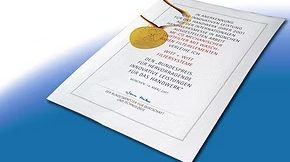 Ein Dokument mit einer Medaille, das eine Auszeichnung präsentiert.